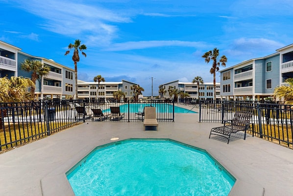 Pool - Beach-themed condo with shared pool, pier, and beach access (Gulf Shores)