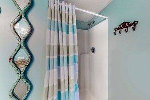 Shower, towels - Gulf-front condo with central AC, balcony & pool (Gulf Shores)