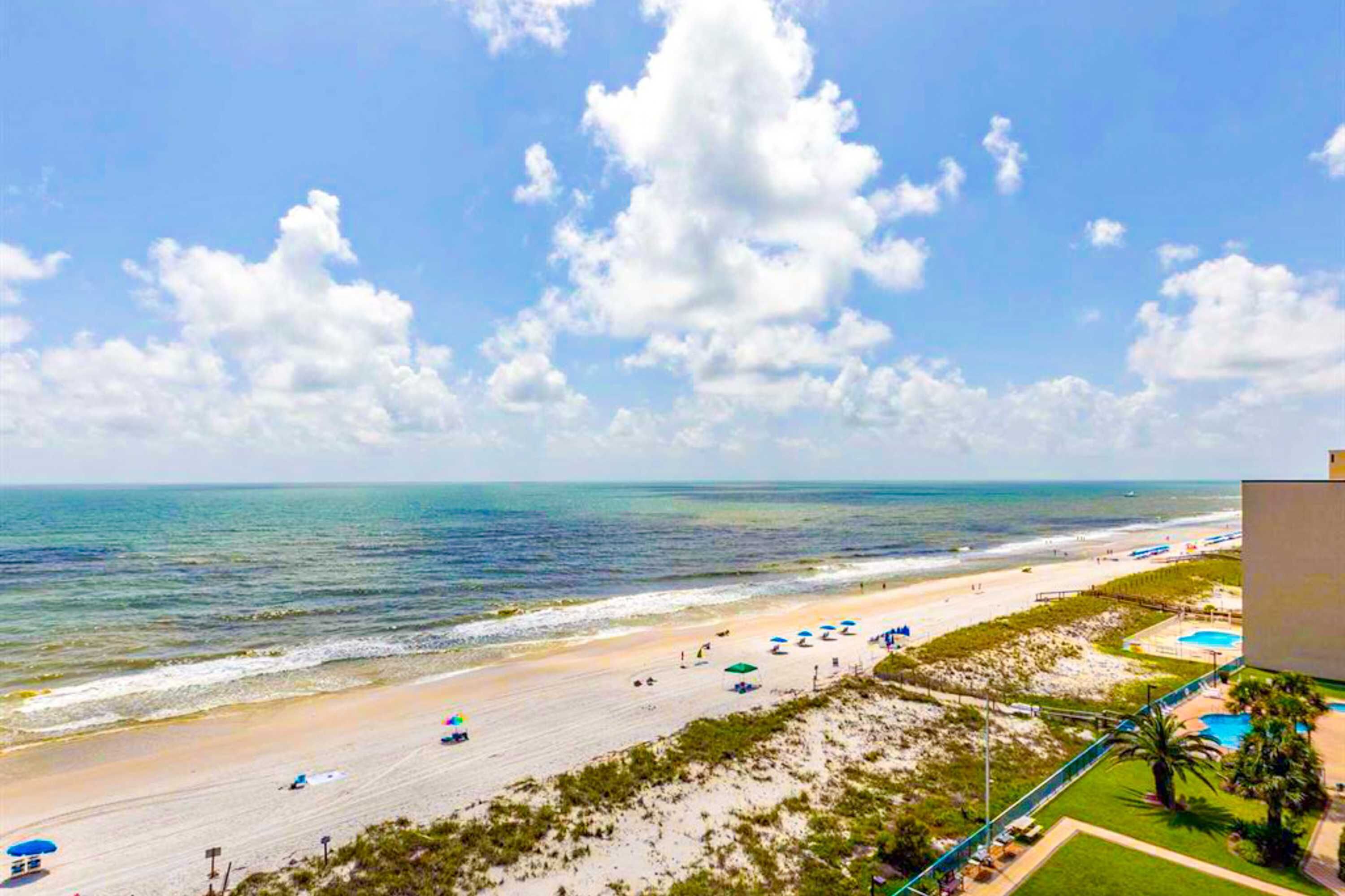 Blick auf einen Strand mit Pool und Gebäude.