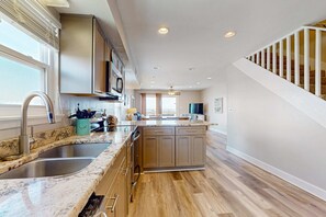 Fridge, microwave, oven, stovetop - Bright and Attractive Home Overlooking the Water w/Free WiFi & Central AC (Gulf Shores)