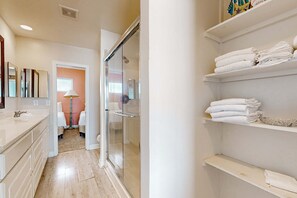 Shower, towels - Bright and Attractive Home Overlooking the Water w/Free WiFi & Central AC (Gulf Shores)