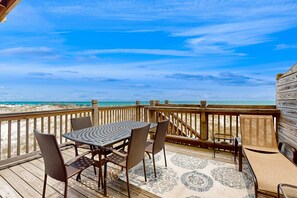 Outdoor dining - Bright and Attractive Home Overlooking the Water w/Free WiFi & Central AC (Gulf Shores)