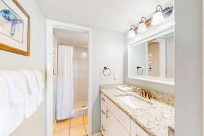 Shower, towels - 8th-floor beachfront condo with Gulf view, waterfront pool, & balcony (Gulf Shores)