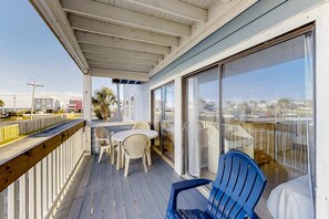 Outdoor dining - Open and Elegant Condo with Beach Access, Shared Pool, Boat & Fishing Pier (Gulf Shores)