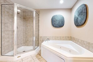 Een douche, een haardroger, handdoeken