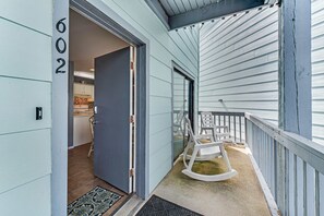 Property grounds - Comfortable Condo at a Beachfront Complex w AC, WiFi, Balconies & Shared Pool (Gulf Shores)