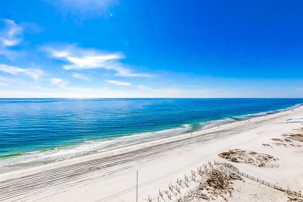 On the beach - Lovely Gulf-front condo with pool, sauna, washer dryer, & central AC (Gulf Shores)