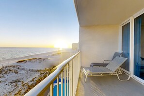 Property grounds - Lovely Gulf-front condo with pool, sauna, washer dryer, & central AC (Gulf Shores)