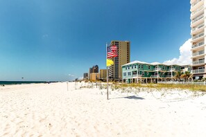 On the beach - Comfortable Gulf-front condo with pool, hot tub, washer dryer, & central AC (Gulf Shores)