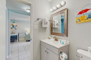 Shower, hair dryer, towels - Beachview condo with community pools, grills, and internet (Gulf Shores)