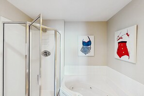 Shower, hair dryer, towels - Gulfview condo with beach access, shared pool, and internet (Gulf Shores)