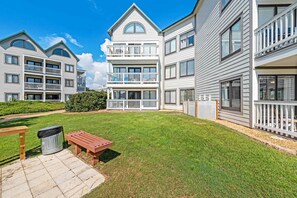 Terrace/patio - Pool view studio with onsite sauna, beach access, hot tub, and gym (Gulf Shores)