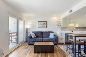 TV, offices - Pool view studio with onsite sauna, beach access, hot tub, and gym (Gulf Shores)