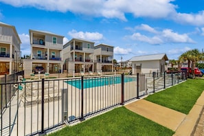 Pool - Brillant cottage near beach with shared pool, balcony, and washer & dryer (Gulf Shores)