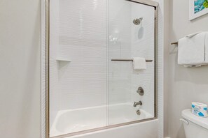 Shower, hair dryer, towels - Brillant cottage near beach with shared pool, balcony, and washer & dryer (Gulf Shores)