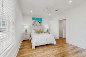 4 bedrooms, iron/ironing board, WiFi, bed sheets - Brillant cottage near beach with shared pool, balcony, and washer & dryer (Gulf Shores)