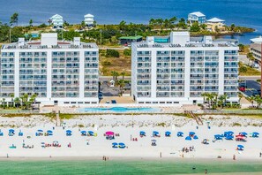 On the beach - Beachfront condo with private balcony, outdoor pool, direct beach access & views (Gulf Shores)