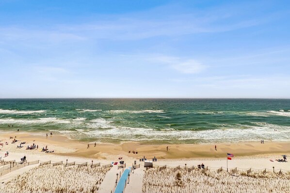 On the beach - Beachfront condo with private balcony, outdoor pool, direct beach access & views (Gulf Shores)