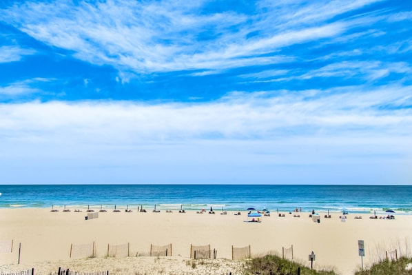 On the beach - Comfy and Convenient Condo in Beachfront Resort with Shared Pool, WiFi, Central AC (Orange Beach)