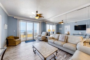 TV - Wonderful resort condo with shared pool and tennis court, free WiFi, central AC (Orange Beach)