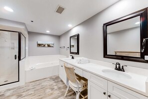 Shower, towels - Wonderful resort condo with shared pool and tennis court, free WiFi, central AC (Orange Beach)