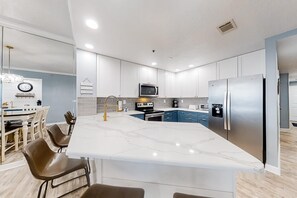 Fridge, microwave, oven, stovetop - Wonderful resort condo with shared pool and tennis court, free WiFi, central AC (Orange Beach)