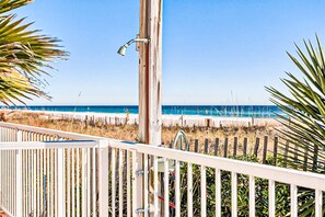 Property grounds - Wonderful resort condo with shared pool and tennis court, free WiFi, central AC (Orange Beach)