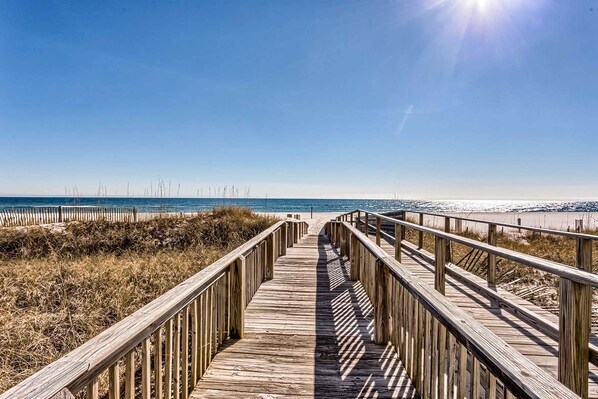 On the beach - Wonderful resort condo with shared pool and tennis court, free WiFi, central AC (Orange Beach)