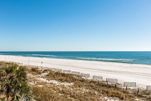 On the beach - Convenient condo located in beachfront resort w/free WiFi, shared pool, AC (Orange Beach)