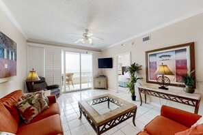Ein Wohnzimmer mit einer Couch, einem Couchtisch und einem Deckenventilator.