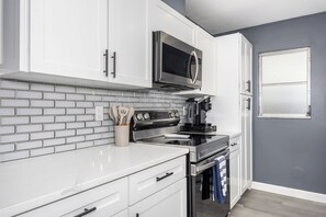 Fridge, microwave, oven, stovetop - Mins to the Beaches and Downtown, Backyard Oasis, Serene Neighborhood (Sarasota)
