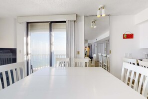Dining - Fantastic condo with elevator, WiFi & central AC - beachfront Location (Orange Beach)