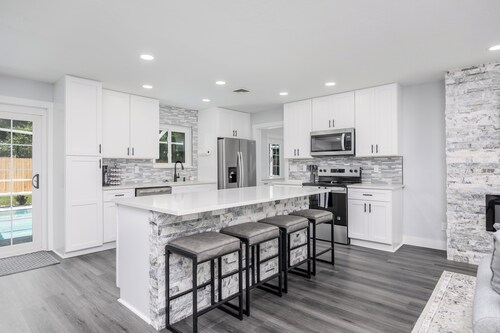 Backyard Oasis W/ Heated Pool, Bar, TV Just Mins to the Beach