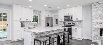 Backyard Oasis W/ Heated Pool, Bar, TV Just Mins to the Beach