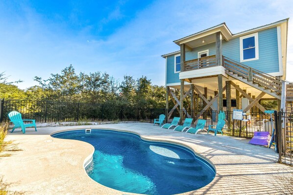 Pool - Gorgeous beach house with private pool, outdoor TV & custom grill area (Orange Beach)