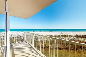 On the beach - Fantastic beachside condo with pool, sauna, WiFi & central AC (Orange Beach)