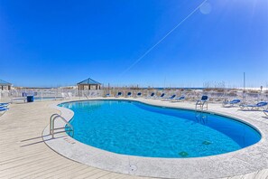 Pool - Attractive and welcoming condo in luxury beachfront resort with shared pool (Orange Beach)