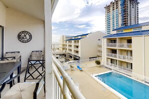 Outdoor dining - Attractive and welcoming condo in luxury beachfront resort with shared pool (Orange Beach)