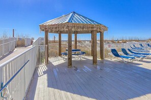 Outdoor dining - Attractive and welcoming condo in luxury beachfront resort with shared pool (Orange Beach)