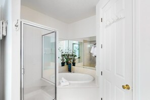 Shower, towels - Gulf-front condo with pools, hot tubs, sauna, gym, central AC & washer/dryer (Orange Beach)