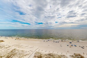 On the beach - Beachfront condo with Gulf view, balcony, pools, hot tubs & gym access (Orange Beach)