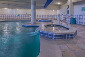Pool - Gulf-front retreat with great view, balcony, pools, lazy river, & hot tubs (Orange Beach)