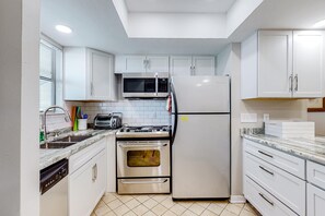 Fridge, microwave, oven, stovetop - Enchanting condo with pool, balcony, central AC, & washer,dryer (Orange Beach)