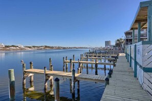 Marina - Gulf-Front Condo with Balcony Overlooking the Beach, AC, WiFi & Shared Pools (Orange Beach)