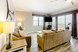TV, DVD player - 3rd-floor corner condo with balcony, gym, pool, hot tub, sauna & AC (Orange Beach)