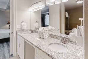 Shower, hair dryer, towels - 3rd-floor corner condo with balcony, gym, pool, hot tub, sauna & AC (Orange Beach)