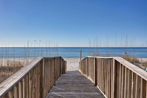 På stranden