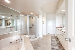 Shower, towels - Gulf-front 8th-floor Condo with balcony, pool, hot tubs, & tennis courts (Orange Beach)