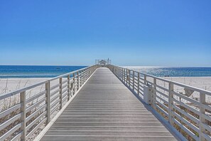 On the beach - 6th-Floor Oceanfront Condo w/Balcony, AC, Shared Pools, Sauna, Free WiFI, Gym (Orange Beach)