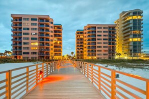Property grounds - 6th-Floor Oceanfront Condo w/Balcony, AC, Shared Pools, Sauna, Free WiFI, Gym (Orange Beach)